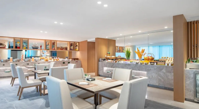 Полулюкс Crowne Plaza Zhuhai City Center by IHG