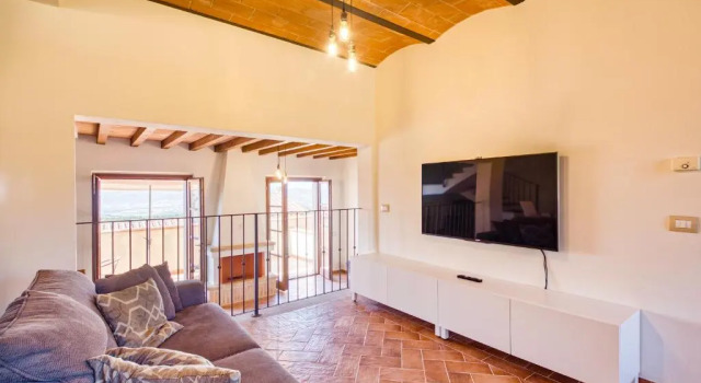 Bright Apt With Terrace and Shared Pool, Book Hotel Hoteller i Ficulle med pool, Swimmingpool