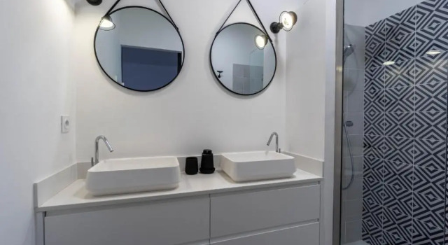 Коттедж COCOON KEYWEEK Holiday House with lovely patio in Biarritz city center