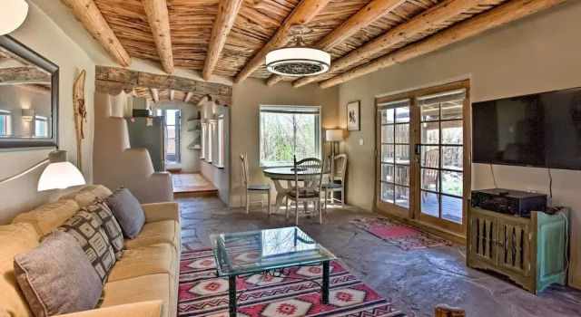Pet-friendly Taos House w/ Patio & Hammock!, Varaa Hotelli Taos 