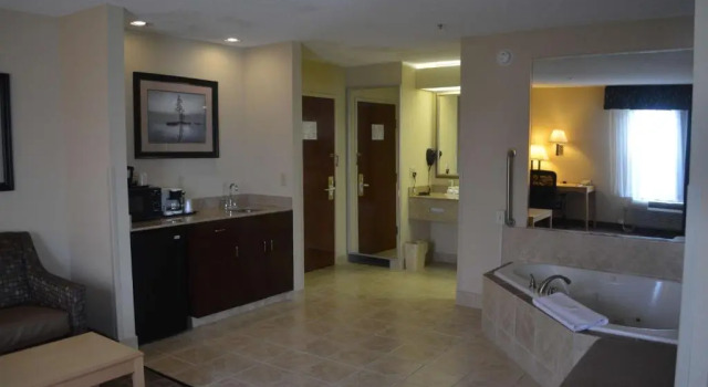 Люкс SureStay Plus Hotel by Best Western Roanoke Rapids I-95