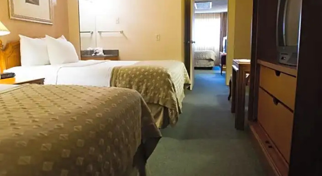 Шестиместный номер Deluxe Ramada by Wyndham Topeka Downtown Hotel & Convention Center