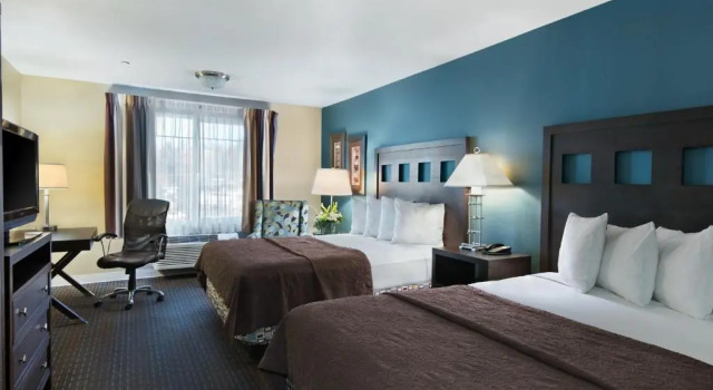 Четырёхместный люкс с видом на залив Oxford Suites Silverdale