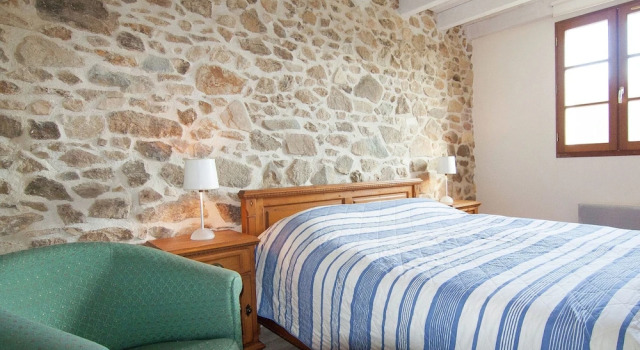 Cottage in France With Private Terrace, Book Feriehus Sommerhuse i Charente, Hytte