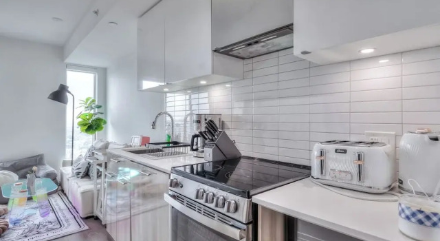Люкс Eaton Center Suites &  Towers
