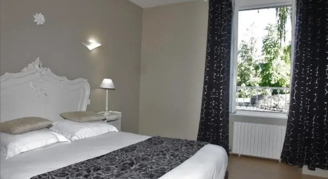 Hostellerie De la Bruyere, Book Hotel Chalvignac Cantal