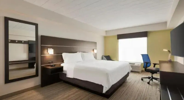 Двухместный люкс c 1 комнатой Holiday Inn Express Hotel & Suites Fort Myers East - The Forum by IHG