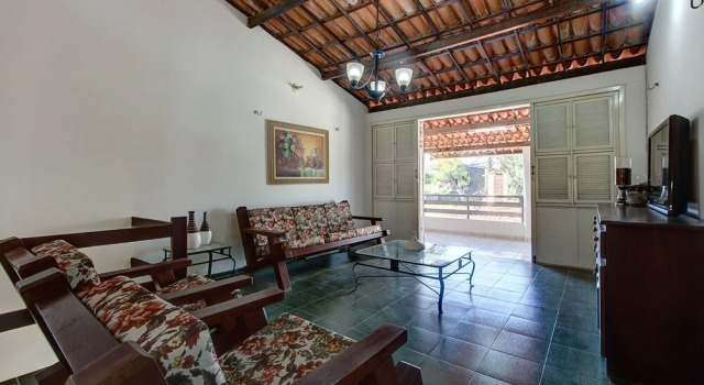 Casa com piscina privativa perto do mar