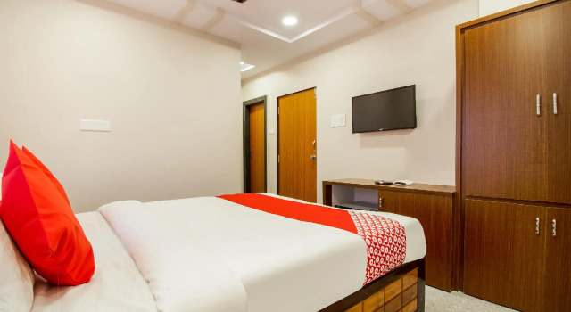 OYO 65421 Nakshatra Suites And Function Hall, Rezerwuj Hotel Hotele w Andhra Pradesh z parkingiem, Parking