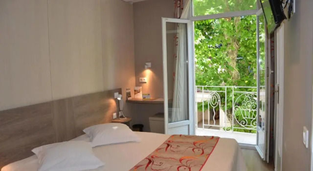 Семейный номер Standard Brit Hotel Confort Le Revest Sainte-Maxime