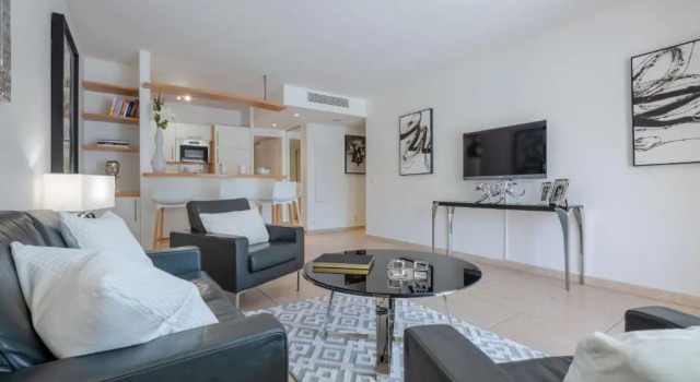 Stylish 2-bedroom apartment in an upscale residence building, Забронировать Апартаменты/квартира Отели Канн с бассейном, рядом с La Californie, Бассейн