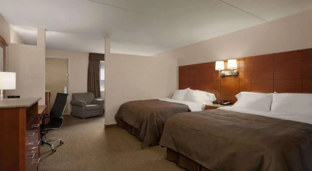 Четырёхместный Studio Suite Ramada by Wyndham Rockville Centre