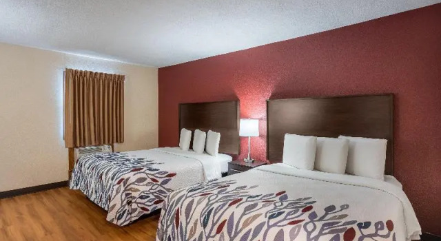 Четырёхместный номер Standard Red Roof Inn Des Moines