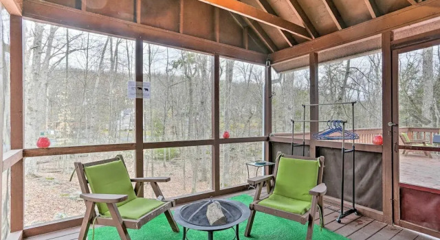 Коттедж Resort Perks: Picturesque Poconos Getaway!