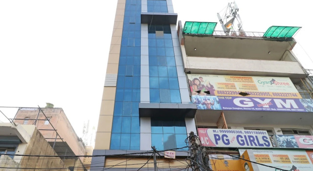 OYO 10668 Hotel Viditva 3, Забронировать Отель Нойда штат Уттар-Прадеш