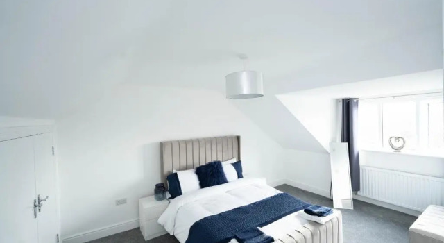 Entire Modern Home with Private Parking for 6/8 Persons