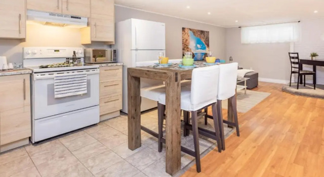 Апартаменты 1BR Apartment w King Bed Near Downtown Ottawa