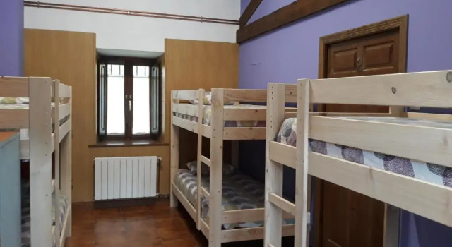 Кровать в общем номере Albergue La Vargona