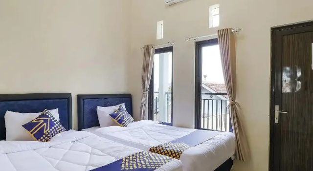 Economy Twin room SPOT ON 3859 Sweet Candy 2NearResinda park mall