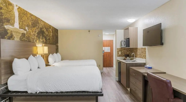 Четырёхместный люкс Clarion Pointe Savannah Gateway I-95