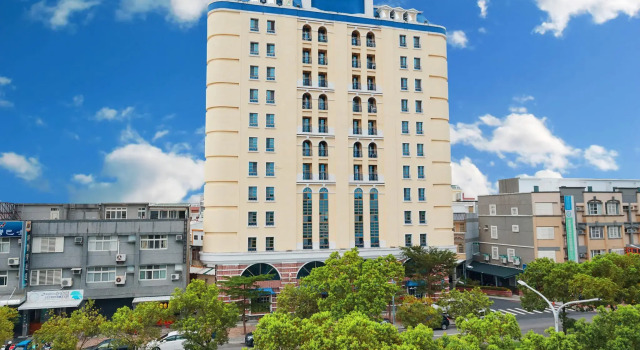 Кровать в общем номере Hotel de Trianon