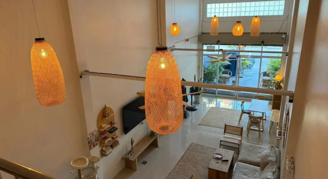 Кровать в общем номере с балконом и с видом на город TIDE & TRIBE HOSTEL Phangan