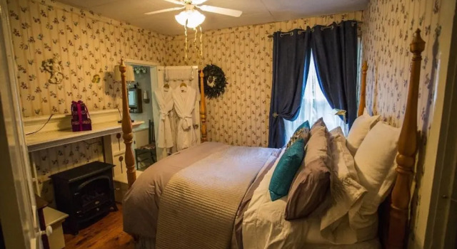 One Of A Kind Experience Heritage Cottage, Забронировать Дом для отпуска Отели Ниагарского винодельческого региона с парковкой, Парковка