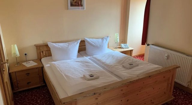 Hotel und Restaurant  Auf der Creuzburg, Забронировать Отель Schwarzatal 