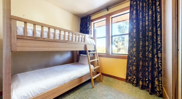 Gorgeous Condo at Obsidian Clubhouse Downstairs, Забронировать Дом для отпуска Маммот-Лейкс Маммот, рядом с Поле для гольфа Snowcreek