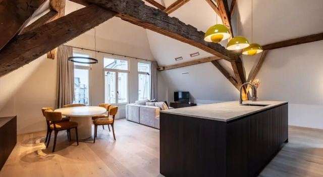 City-view Loft With Wooden Beams and Mezzanine, Забронировать Апартаменты/квартира Гент Leiestreek, рядом с Graffiti Street