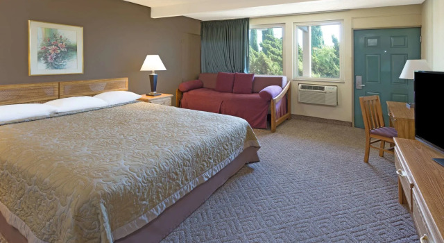 Costa Mesa Inn - Newport Beach Area, Забронировать Отель Ньюпорт-Бич Beach Cities Orange County