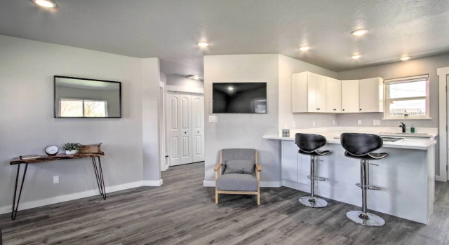 Bright + Modern Augusta Home - Walk to Town!, Book Feriehus Villaer i Augusta, Villa