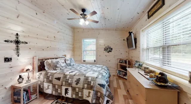 Cozy Bear Den 2 Bedroom Cabin by RedAwning