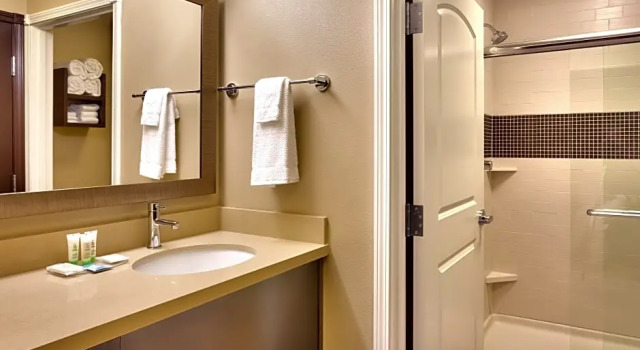 Четырёхместный люкс с 2 комнатами Staybridge Suites Cheyenne by IHG