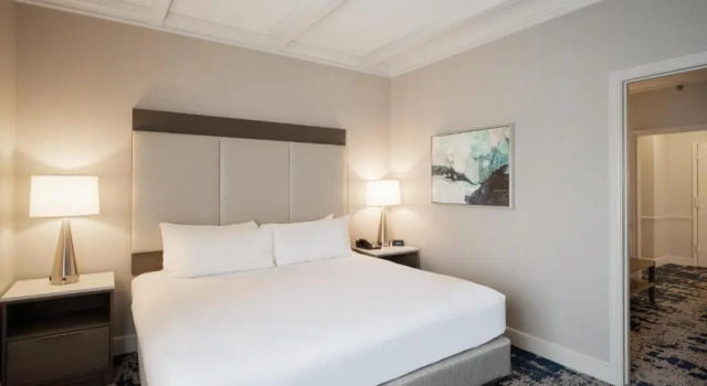 Люкс Crowne Plaza Albany - The Desmond Hotel