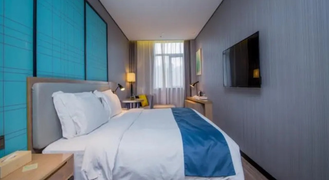VX Hotel Hubei Wuhan Jiang'an District Houhu Xinrong Passenger Station