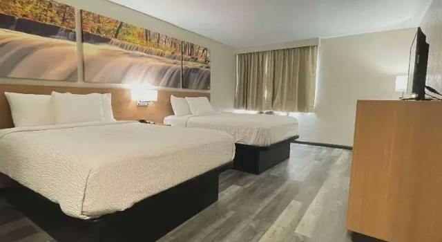 Четырёхместный номер Standard Days Inn by Wyndham Columbus IN