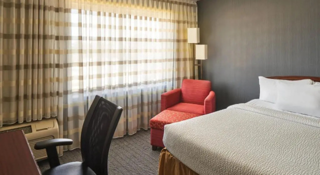 Четырёхместный номер Executive Courtyard by Marriott Indianapolis South