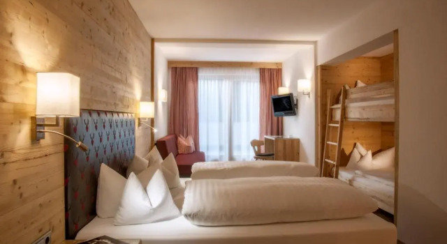 Семейный номер Standard с балконом Hotel Tipotsch