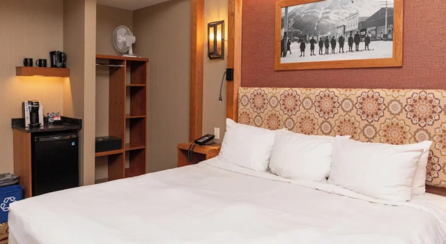 O podwyższonym standardzie dwuosobowy pokój i balkonem Banff Ptarmigan Inn
