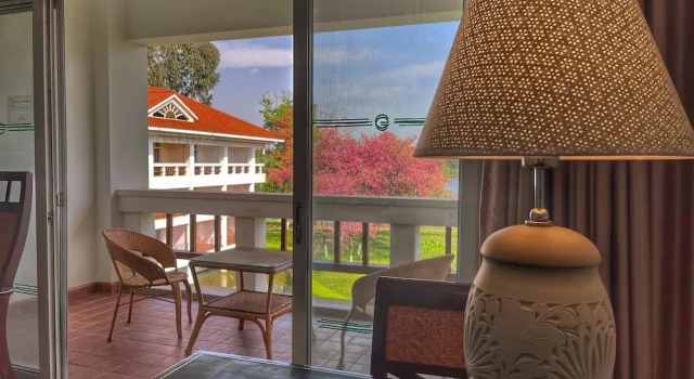 Двухместный номер Standard с балконом и с видом на озеро Yunnan Dianchi Garden Resort & Spa