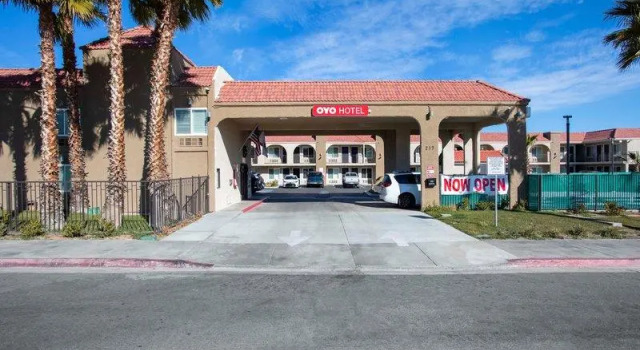 Кровать в общем номере Hotel Palmdale - Antelope Valley