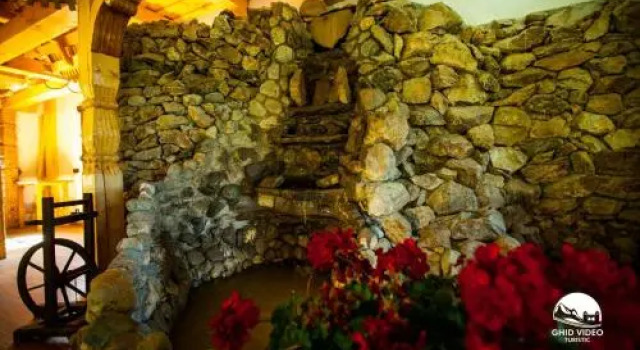 Conacul Drahneilor, Rezerwuj Hotel Hotele w Carpathians - Romania z parkingiem, Parking