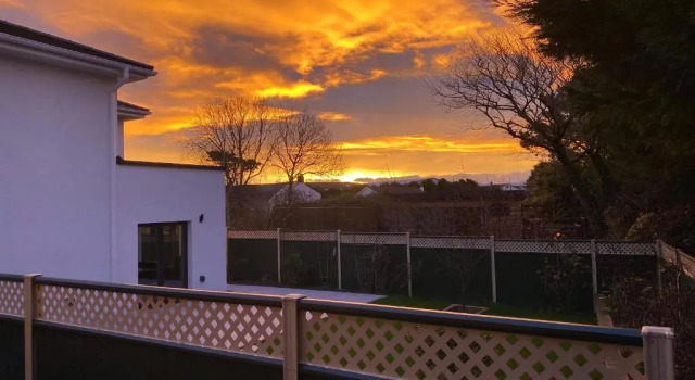 Коттедж Sleeps8- EcoFriendly- KingBeds- FamilyFriendly