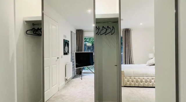 DESIGNER HOUSE - University of Glasgow / Central Glasgow 'Hillhead' West End G12 - Luxurious & Contemporary Detached House / Terrace / Garden / 'electric car charging' Garage Parking, Забронировать Отель Отели Glasgow & The Clyde Valley с парковкой, Парковка