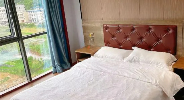 Четырёхместный люкс Business Red Apple Hotel