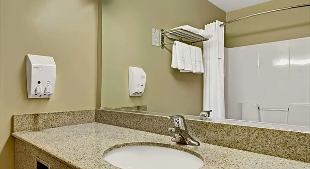 Четырёхместный полулюкс Days Inn & Suites by Wyndham Niagara Falls/Buffalo