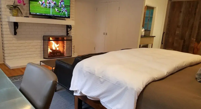 The Vagabond's House Boutique Inn & Spa Studio, Book Bed and Breakfast Hoteller i Carmel Highlands med morgenmad, Morgenmad