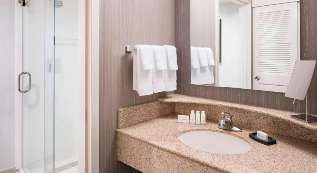 Четырёхместный люкс Courtyard by Marriott San Mateo Foster City