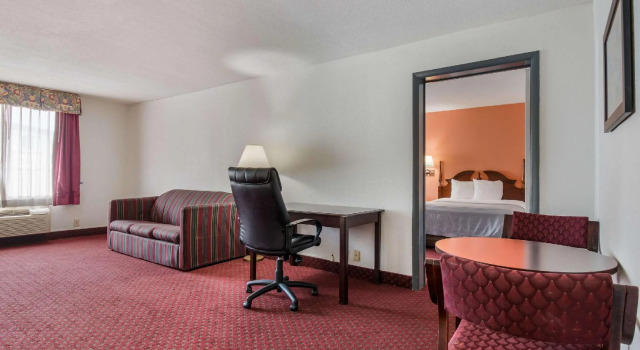 Четырёхместный люкс Econo Lodge Inn & Suites Chambersburg Central
